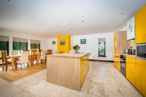 ビューリーにあるAchnagairn Estate - Self-catering Mini Manorsのオープンキッチン、ダイニングルーム(黄色のキャビネット付)