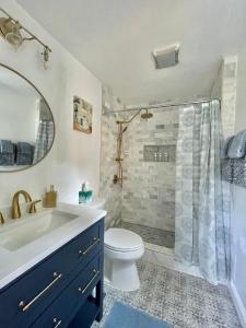 A bathroom at Brand New, Cozy, Modern, One-bedroom Apartment