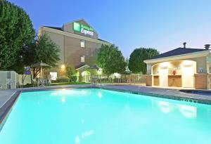 Bazén v ubytování Holiday Inn Express Hotel and Suites DFW-Grapevine by IHG nebo v jeho okolí