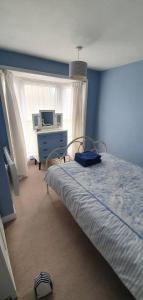 um quarto com uma cama, uma cómoda e uma janela em Beautiful 1 bedroom cottage with courtyard. em Kent
