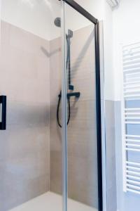a shower with a glass door in a bathroom at Strandnahe & hochwertige Ferienunterkunft, mit Gartenzugang, Parkplatz und Fahrradunterstellplatz in Scharbeutz