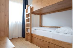Residence Hotel Casa Alpina Serrada tesisinde bir ranza yatağı veya ranza yatakları