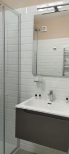 ein Badezimmer mit Waschbecken und Spiegel in der Unterkunft Le Residenze di Santa Costanza - Il Lentisco in San Vincenzo