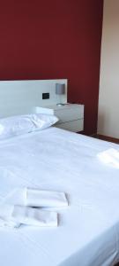 2 Betten in einem Schlafzimmer mit weißer Bettwäsche in der Unterkunft Le Residenze di Santa Costanza - Il Lentisco in San Vincenzo