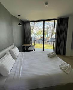 Postel nebo postele na pokoji v ubytování Rawai Beachside Hotel