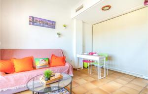 Χώρος καθιστικού στο Cozy Apartment In Villanueva Del Rio Seg With Kitchenette