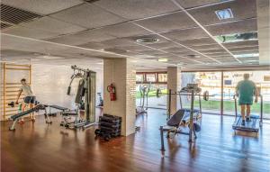 Centrum fitness w obiekcie Cozy Apartment In Villanueva Del Rio Seg With Kitchen