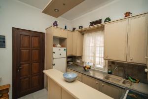 Gallery image of Potter's Apartment/40 meters from the beach in Kamares +45 photos