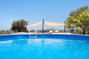בריכת השחייה שנמצאת ב-Algarve Charming 2br Colonial Villa או באזור