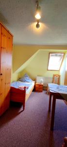 mały pokój z 2 łóżkami i oknem w obiekcie Zimmervermietung Leuba w mieście Ostritz