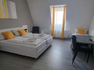 een slaapkamer met een bed, een bureau en een tafel bij Gasthof Seerose in Radolfzell am Bodensee