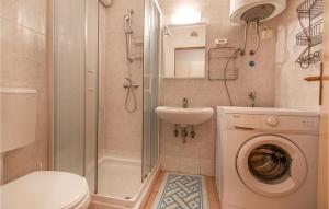 Koupelna v ubytování Lovely Apartment In Portoroz With Wifi