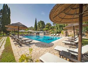 Bazén v ubytování Corfu Club Standard Apartment 1 nebo v jeho okolí