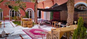 - un bâtiment doté d'une terrasse avec une table et une tente dans l'établissement Hotel Al Massira, à Laâyoune