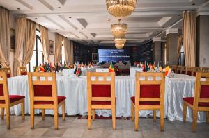 - une salle à manger avec une table et des chaises dans l'établissement Hotel Al Massira, à Laâyoune 36 autres photos