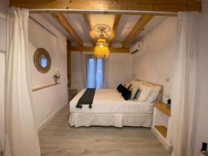 A bed or beds in a room at Beach and Sun - Paseo Marítimo -Playa