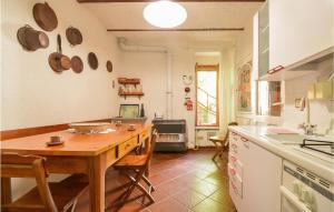 Кухня или кухненски бокс в 3 Bedroom Awesome Home In Campiglia Cervo