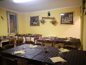 Reštaurácia alebo iné gastronomické zariadenie v ubytovaní Al Mare