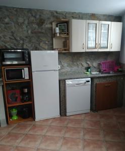 A kitchen or kitchenette at Apartamento A Nave