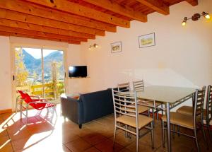 a dining room with a table and chairs at GS3 DUPLEX 4 PERS TERRASSE 5mn LUZ 15mn ARDIDEN in Sassis