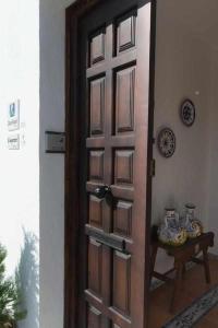 una puerta en una habitación con una mesa al lado en La casa del Mejorato, en Priego de Córdoba
