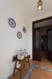 una habitación con placas azules y blancas en una pared en La casa del Mejorato, en Priego de Córdoba