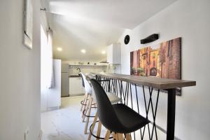Η κουζίνα ή μικρή κουζίνα στο Sea View Apartment 40m From The Beach