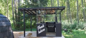 Zahrada ubytování Hundi Holiday Home Cabin "Paat"