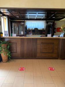 twee rode frisbees op de vloer voor een bar bij Hotel Le Mimose in Acquappesa