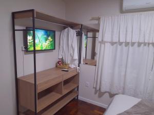 En TV eller et underholdningssystem på Pousada Casa Thede