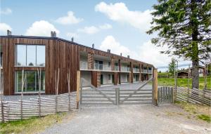 a wooden building with a gate in front of it at Fjellheimen Nr 104 in Sjusjøen