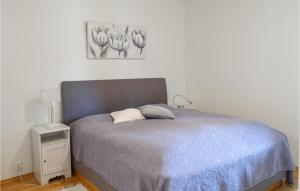 a bedroom with a bed with a blue comforter at Fjellheimen Nr 104 in Sjusjøen +6 photos