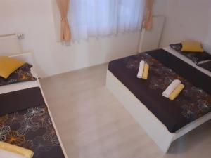 una camera con 2 letti e 2 cuscini di Apartman Dalal - with access to river Una a Bihać