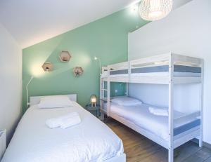 מיטה או מיטות קומותיים בחדר ב-Les Duplex du Lac d'Orient