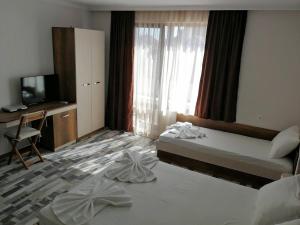 Postel nebo postele na pokoji v ubytování Флора Поморие