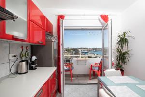 Kuchyň nebo kuchyňský kout v ubytování Top floor sunset apartment + 21 fotografií
