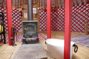 Phòng tắm tại Alder Yurt Wych Elm Glamping