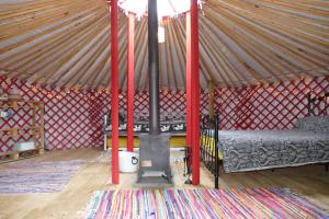 Giường trong phòng chung tại Alder Yurt Wych Elm Glamping