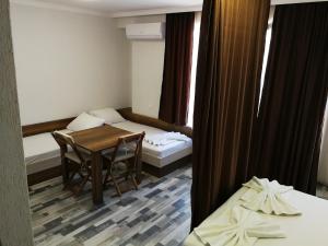 Postel nebo postele na pokoji v ubytování Флора Поморие