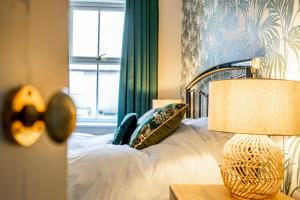 une chambre avec un lit et une fenêtre dans l'établissement Shorethwaite, à Amble