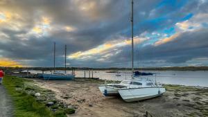un groupe de bateaux garés sur la rive d'un lac dans l'établissement Shorethwaite, à Amble