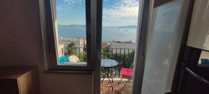 Una vista de un balcón con vista al agua. en Apartment Magic View, en Rijeka