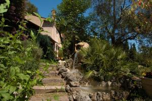ムージャンにあるChambre d'hôte Chez Dany - Mouginsの庭の噴水付き庭園