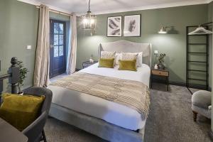 a bedroom with a large bed with green walls at Host & Stay - The Annexe @ The Old Brewery in Richmond