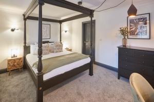 a bedroom with a four poster bed and a dresser at Host & Stay - The Annexe @ The Old Brewery in Richmond