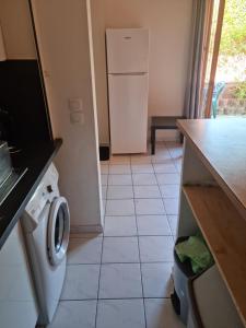 a kitchen with a washing machine in a kitchen at Maison de Vancances à louer Alpes Maritimes in Mouans-Sartoux