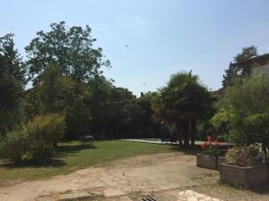 een park met bomen, gras en planten bij La tuilerie in Vic-Fezensac