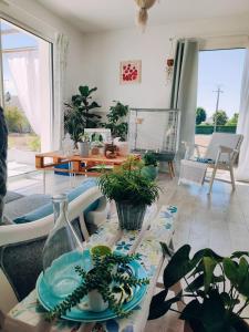 una sala de estar con una mesa con plantas. en Les soleils de la Loire, en Ingrandes