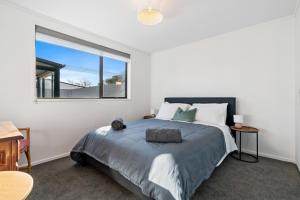 A bed or beds in a room at Clutha Charmer - Alexandra Holiday Home