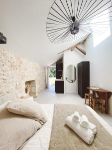 sypialnia z dużym łóżkiem z ręcznikami w obiekcie La Parenthèse, joli studio avec terrasse w mieście Valeuil